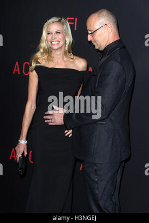 Los Angeles, CA, USA. 10. Oktober 2016. 10. Oktober 2016 - Los Angeles, Kalifornien - Regisseur Gavin O'Connor, Frau Brooke Burns. Buchhalter-Los Angeles-Welt-Premiere statt im TCL Chinese Theatre. Bildnachweis: AdMedia © AdMedia/ZUMA Draht/Alamy Live-Nachrichten Stockfoto