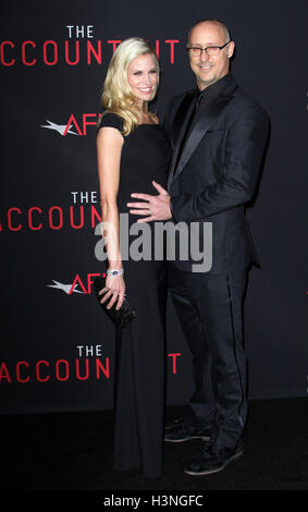 Los Angeles, CA, USA. 10. Oktober 2016. 10. Oktober 2016 - Los Angeles, Kalifornien - Regisseur Gavin O'Connor, Frau Brooke Burns. Buchhalter-Los Angeles-Welt-Premiere statt im TCL Chinese Theatre. Bildnachweis: AdMedia © AdMedia/ZUMA Draht/Alamy Live-Nachrichten Stockfoto