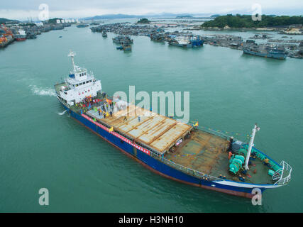 Dongshan, China. 11. Oktober 2016. Ein Schiff, geladen mit der Statue von Guandi setzt die Segel in Südost-China Taiwan von Dongshan County der Südosten Chinas Provinz Fujian, 11. Oktober 2016. Die Statue des im Guandi-Tempel von Dongshan Guandi wurde in Taiwan am Dienstag für eine 77-Tagestour geleitet. Guan Di, auch genannt Guan Yu Guan Gong ist eine uralte chinesische General in der Zeit der drei Reiche, bekannt für seine Loyalität und Gerechtigkeit. Bildnachweis: Xinhua/Alamy Live-Nachrichten Stockfoto