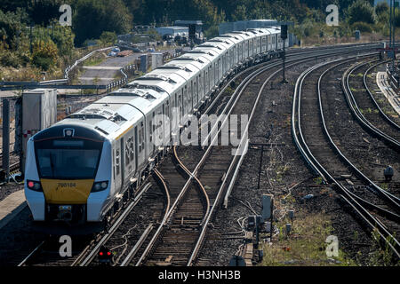 Brighton, UK. 11. Oktober 2016. Ein Zug Ankunft am Bahnhof von Brighton am ersten Tag des Streiks RMT auf Southern Railways Kredit: Andrew Hasson/Alamy Live News Stockfoto