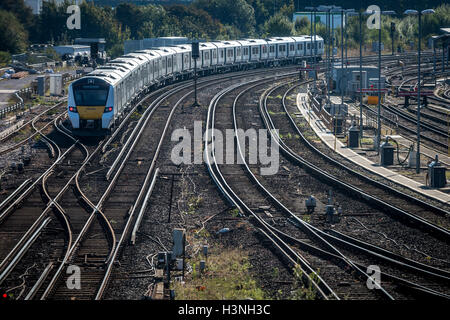 Brighton, UK. 11. Oktober 2016. Ein Zug Ankunft am Bahnhof von Brighton am ersten Tag des Streiks RMT auf Southern Railways Kredit: Andrew Hasson/Alamy Live News Stockfoto