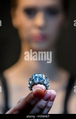 London, UK.  11. Oktober 2016. Ein Modell zeigt ein seltene Phantasie lebendige blauen Diamant-Ring von Cartier bei Sotheby's in New Bond Street.  8,01 Karat wiegen, der Stein wurde als "The Sky Blue Diamond" und bei Sothebys Verkauf von prächtigen und edle Juwelen, statt in Genf am 16. November, mit einer pre-Sale-Schätzung von USD$ 15-25 m angeboten werden. Bildnachweis: Stephen Chung / Alamy Live News Stockfoto