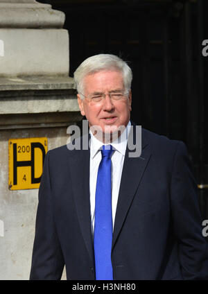 Downing Street, London, UK. 11. Oktober 2016. Michael Fallon. Minister des Kabinetts in der Downing Street. Bildnachweis: Matthew Chattle/Alamy Live-Nachrichten Stockfoto