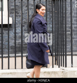 London, UK. 11. Oktober 2016. Priti Patel, International Development Sekretärin, Blätter 10 Downing Street, nach einer Kabinettssitzung. Bildnachweis: Ian Davidson/Alamy Live-Nachrichten Stockfoto