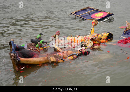 Dhaka, Bangladesch. 11. Oktober 2016. Bangladeshi Hindu Anhänger tauchen ein Idol der hinduistischen Göttin Durga in den Fluss Buriganga in Dhaka, Bangladesch. Am 11. Oktober 2016 endete die Hindu-Gemeinschaft ihr vier Tage lang jährliche Festival Durga Puja, die Verehrung der hinduistischen Göttin Durga, die Macht und den Sieg des guten über das Böse symbolisiert, mit der Immersion der Idole der Göttin in Bangladesch. Bildnachweis: Mamunur Rashid/Alamy Live-Nachrichten Stockfoto