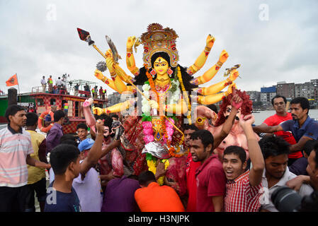 Dhaka, Bangladesch. 11. Oktober 2016. Bangladeshi Hindu Anhänger tauchen ein Idol der hinduistischen Göttin Durga in den Fluss Buriganga in Dhaka, Bangladesch. Am 11. Oktober 2016 endete die Hindu-Gemeinschaft ihr vier Tage lang jährliche Festival Durga Puja, die Verehrung der hinduistischen Göttin Durga, die Macht und den Sieg des guten über das Böse symbolisiert, mit der Immersion der Idole der Göttin in Bangladesch. Bildnachweis: Mamunur Rashid/Alamy Live-Nachrichten Stockfoto