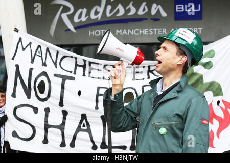 Manchester, UK. 11. Oktober 2016. Ein anti-Fracking-Kämpferin mit einem Megaphon außerhalb des Radisson BLU, Manchester Flughafen, 11. Oktober 2016 Credit: Barbara Koch/Alamy Live News Stockfoto