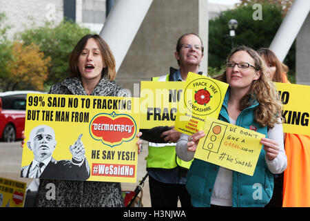 Manchester, UK. 11. Oktober 2016. Anti-Fracking-Aktivisten halten Plakate hoch außerhalb des Radisson BLU, Manchester Flughafen, 11. Oktober 2016 Credit: Barbara Koch/Alamy Live News Stockfoto