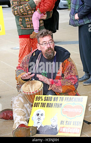 Manchester, UK. 11. Oktober 2016. Ein Demonstrant schlagen einer Trommel außerhalb des Radisson BLU, Manchester Flughafen, 11. Oktober 2016 Credit: Barbara Koch/Alamy Live News Stockfoto