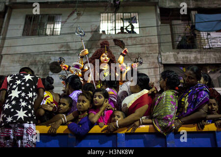 Dhaka, Dhaka, Bangladesh. 11. Oktober 2016. 11. Oktober 2016, Dhaka Bangladesch - widmet Bangladeshi Hindu-Gemeinschaft tragen um eine Statue ihrer Göttin während der Schlusstag der Durga Puja Festival in Dhaka zu tauchen. Die fünftägige Durga Puja Festival erinnert an der Tötung von einem dämonischen König Mahishasur von Hindu-Göttin Durga, markieren den Sieg des guten über das Böse. Bildnachweis: K M Asad/ZUMA Draht/Alamy Live-Nachrichten Stockfoto