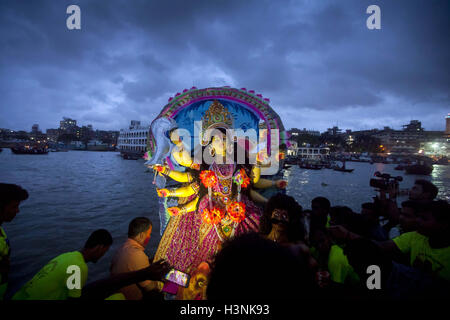 Dhaka, Dhaka, Bangladesh. 11. Oktober 2016. 11. Oktober 2016, Dhaka Bangladesch - Tauchen Bangladeshi Hindu Anhänger ein Idol der hinduistischen Göttin Durga in den Fluss Buriganga. Die Hindu-Gemeinschaft Menschen endete ihre fünf Tage lang jährliche Festival Durga Puja, die Verehrung der hinduistischen Göttin Durga, die Macht und den Sieg des guten über das Böse symbolisiert, mit der Immersion der Idole der Göttin. Bildnachweis: K M Asad/ZUMA Draht/Alamy Live-Nachrichten Stockfoto