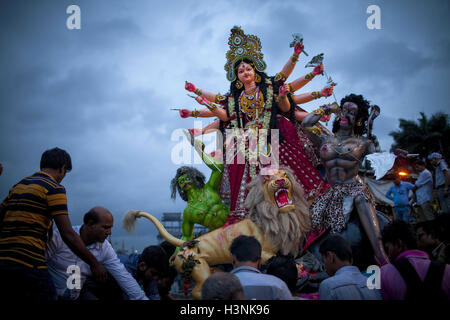 Dhaka, Dhaka, Bangladesh. 11. Oktober 2016. 11. Oktober 2016, Tauchen Dhaka Bangladesch - hinduistischen Anhänger ein Idol der hinduistischen Göttin Durga in den Fluss Buriganga. Die Hindu-Gemeinschaft Menschen endete ihre fünf Tage lang jährliche Festival Durga Puja, die Verehrung der hinduistischen Göttin Durga, die Macht und den Sieg des guten über das Böse symbolisiert, mit der Immersion der Idole der Göttin. Bildnachweis: K M Asad/ZUMA Draht/Alamy Live-Nachrichten Stockfoto