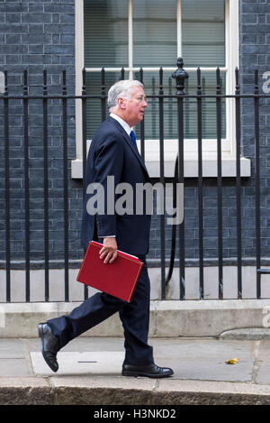 London, UK. 11. Oktober 2016.  Michael Fallon MP, Secretary Of State for Defence, ist gesehen Nummer 10 Downing Street nach der wöchentlichen Kabinettssitzung zu verlassen.  Bildnachweis: Stephen Chung / Alamy Live News Stockfoto