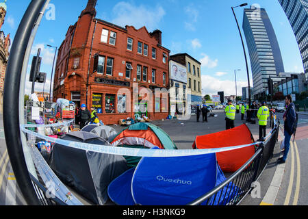 Manchester, UK. 11. Oktober 2016. Ein junger Mann, Chris aus Salford, kletterte auf das Dach der Ducie Bridge Gastwirtschaft in Miller Street um 8 Uhr heute Morgen aus Protest über die Räumung des 30 Obdachlose, die in das Gebäude für mehrere Wochen gehockt haben. High Court Vollzugsbeamten gewonnen Eintritt in das Gebäude im Besitz der Genossenschaft, am frühen Morgen, die Hausbesetzer gewaltsam zu vertreiben, die ein Obergericht Räumungsbefehl trotzt waren. Bildnachweis: Dave Ellison/Alamy Live-Nachrichten Stockfoto