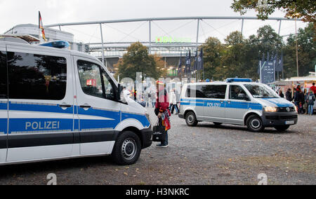 Hannover, Deutschland. 11. Oktober 2016. Polizei sichern die Eingänge zu den HDI-Arena in Hannover, Deutschland, 11. Oktober 2016. Sie sind dort in der Vorbereitung für die Gruppe c WM-Qualifikationsspiel zwischen Deutschland und Nordirland. Foto: JULIAN STATENSCHULTE/DPA/Alamy Live-Nachrichten Stockfoto