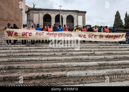 Rom, Italien. 11. Oktober 2016. Hunderte von Migranten, Freiwillige aus Baobab Erfahrung und anderen humanitären Organisationen versammeln, um Teilnahme an einer Demonstration in Solidarität mit den Flüchtlingen Asyl in Europa, zum protest gegen die Lage der Rezeption in Rom die täglich wird kritischer nach der Schließung des Baobab Immigrant Center in Cupa Straße in Rom am 11. Oktober 2016. Bildnachweis: Giuseppe Ciccia/Alamy Live-Nachrichten Stockfoto