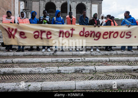 Rom, Italien. 11. Oktober 2016. Hunderte von Migranten, Freiwillige aus Baobab Erfahrung und anderen humanitären Organisationen versammeln, um Teilnahme an einer Demonstration in Solidarität mit den Flüchtlingen Asyl in Europa, zum protest gegen die Lage der Rezeption in Rom die täglich wird kritischer nach der Schließung des Baobab Immigrant Center in Cupa Straße in Rom am 11. Oktober 2016. Bildnachweis: Giuseppe Ciccia/Alamy Live-Nachrichten Stockfoto