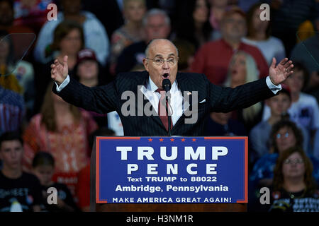 Ambridge, PA, USA. 10. Oktober 2016. Der ehemalige New Yorker Bürgermeister RUDY GIULIANI führt und begrüßt republikanische Präsidentschaftskandidat DONALD TRUMP auf einer Kundgebung am 10. Oktober 2016 in Ambridge, PA. © Shelley Lipton/ZUMA Draht/Alamy Live-Nachrichten Stockfoto