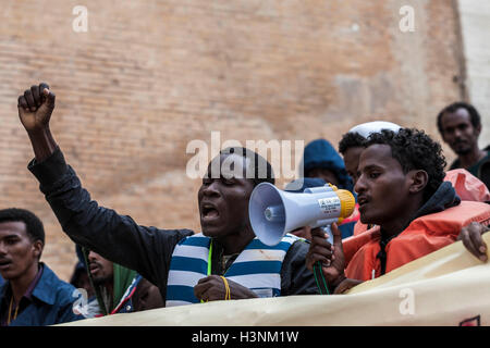 Rom, Italien. 11. Oktober 2016. Hunderte von Migranten, Freiwillige aus Baobab Erfahrung und anderen humanitären Organisationen versammeln, um Teilnahme an einer Demonstration in Solidarität mit den Flüchtlingen Asyl in Europa, zum protest gegen die Lage der Rezeption in Rom die täglich wird kritischer nach der Schließung des Baobab Immigrant Center in Cupa Straße in Rom am 11. Oktober 2016. Bildnachweis: Giuseppe Ciccia/Alamy Live-Nachrichten Stockfoto