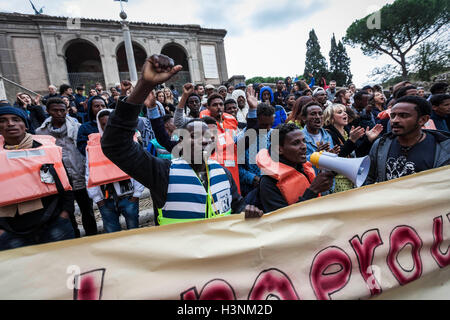 Rom, Italien. 11. Oktober 2016. Hunderte von Migranten, Freiwillige aus Baobab Erfahrung und anderen humanitären Organisationen versammeln, um Teilnahme an einer Demonstration in Solidarität mit den Flüchtlingen Asyl in Europa, zum protest gegen die Lage der Rezeption in Rom die täglich wird kritischer nach der Schließung des Baobab Immigrant Center in Cupa Straße in Rom am 11. Oktober 2016. Bildnachweis: Giuseppe Ciccia/Alamy Live-Nachrichten Stockfoto