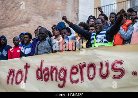 Rom, Italien. 11. Oktober 2016. Hunderte von Migranten, Freiwillige aus Baobab Erfahrung und anderen humanitären Organisationen versammeln, um Teilnahme an einer Demonstration in Solidarität mit den Flüchtlingen Asyl in Europa, zum protest gegen die Lage der Rezeption in Rom die täglich wird kritischer nach der Schließung des Baobab Immigrant Center in Cupa Straße in Rom am 11. Oktober 2016. Bildnachweis: Giuseppe Ciccia/Alamy Live-Nachrichten Stockfoto