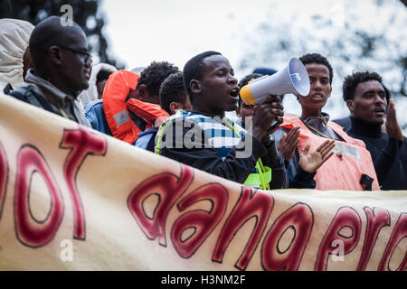 Rom, Italien. 11. Oktober 2016. Hunderte von Migranten, Freiwillige aus Baobab Erfahrung und anderen humanitären Organisationen versammeln, um Teilnahme an einer Demonstration in Solidarität mit den Flüchtlingen Asyl in Europa, zum protest gegen die Lage der Rezeption in Rom die täglich wird kritischer nach der Schließung des Baobab Immigrant Center in Cupa Straße in Rom am 11. Oktober 2016. Bildnachweis: Giuseppe Ciccia/Alamy Live-Nachrichten Stockfoto