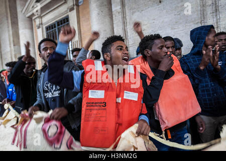 Rom, Italien. 11. Oktober 2016. Hunderte von Migranten, Freiwillige aus Baobab Erfahrung und anderen humanitären Organisationen versammeln, um Teilnahme an einer Demonstration in Solidarität mit den Flüchtlingen Asyl in Europa, zum protest gegen die Lage der Rezeption in Rom die täglich wird kritischer nach der Schließung des Baobab Immigrant Center in Cupa Straße in Rom am 11. Oktober 2016. Bildnachweis: Giuseppe Ciccia/Alamy Live-Nachrichten Stockfoto