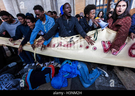 Rom, Italien. 11. Oktober 2016. Hunderte von Migranten, Freiwillige aus Baobab Erfahrung und anderen humanitären Organisationen versammeln, um Teilnahme an einer Demonstration in Solidarität mit den Flüchtlingen Asyl in Europa, zum protest gegen die Lage der Rezeption in Rom die täglich wird kritischer nach der Schließung des Baobab Immigrant Center in Cupa Straße in Rom am 11. Oktober 2016. Bildnachweis: Giuseppe Ciccia/Alamy Live-Nachrichten Stockfoto