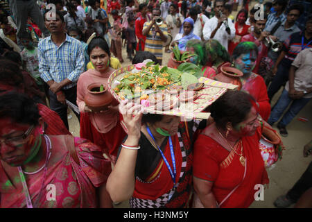 Dhaka, Bangladesch. 11. Oktober 2016. Bangladeshi Hindu Anhänger tragen Ghot oder irdenen Topf für Immersion als Teil des Rituals am letzten Tag der Durga Puja in Dhaka, Bangladesch. Bildnachweis: Suvra Kanti Das/ZUMA Draht/Alamy Live-Nachrichten Stockfoto