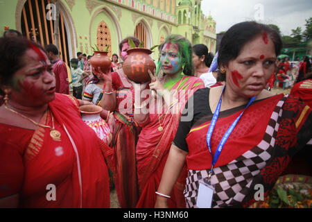 Dhaka, Bangladesch. 11. Oktober 2016. Bangladeshi Hindu Anhänger tragen Ghot oder irdenen Topf für Immersion als Teil des Rituals am letzten Tag der Durga Puja in Dhaka, Bangladesch. Bildnachweis: Suvra Kanti Das/ZUMA Draht/Alamy Live-Nachrichten Stockfoto