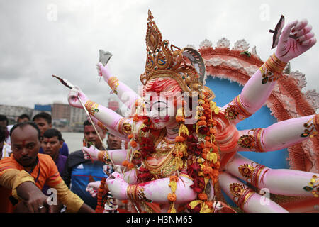 Dhaka, Bangladesch. 11. Oktober 2016. Bangladeshi Hindu Anhänger tragen ein Idol der hinduistischen Göttin Durga, während der letzte Tag der Durga Puja Festival in Dhaka, Bangladesch im Fluss Buriganga einzutauchen. Die fünftägige Durga Puja Festival erinnert an der Tötung von einem dämonischen König Mahishasur von Hindu-Göttin Durga, markieren den Sieg des guten über das Böse. Bildnachweis: Suvra Kanti Das/ZUMA Draht/Alamy Live-Nachrichten Stockfoto