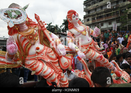 Dhaka, Bangladesch. 11. Oktober 2016. Bangladeshi Hindu Anhänger tragen ein Idol der hinduistischen Göttin Durga, während der letzte Tag der Durga Puja Festival in Dhaka, Bangladesch im Fluss Buriganga einzutauchen. Die fünftägige Durga Puja Festival erinnert an der Tötung von einem dämonischen König Mahishasur von Hindu-Göttin Durga, markieren den Sieg des guten über das Böse. Bildnachweis: Suvra Kanti Das/ZUMA Draht/Alamy Live-Nachrichten Stockfoto