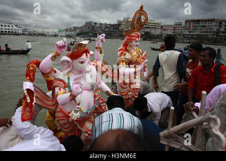 Dhaka, Bangladesch. 11. Oktober 2016. Bangladeshi Hindu Anhänger tragen ein Idol der hinduistischen Göttin Durga, während der letzte Tag der Durga Puja Festival in Dhaka, Bangladesch im Fluss Buriganga einzutauchen. Die fünftägige Durga Puja Festival erinnert an der Tötung von einem dämonischen König Mahishasur von Hindu-Göttin Durga, markieren den Sieg des guten über das Böse. Bildnachweis: Suvra Kanti Das/ZUMA Draht/Alamy Live-Nachrichten Stockfoto