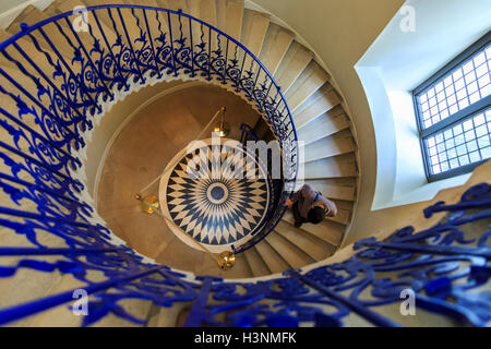 Royal Greenwich, London, 11. Oktober 2016. Besucher erkunden die restaurierte Tulip-Treppe. Die Königin-Haus, das für die Restaurierung und Sanierung für über ein Jahr öffnet wieder für die Öffentlichkeit, 400. Jahrestag des historischen Gebäudes geschlossen wurde. Bildnachweis: Imageplotter und Sport/Alamy Live Nachrichten Stockfoto