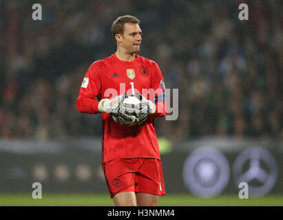 Hannover, Deutschland. 11. Oktober 2016. Fußball: WM-Qualifikation, Deutschland - Nordirland, Gruppenphase, Gruppe C, 3. Spieltag bin 11.10.2016 in der HDI-Arena in Hannover (Niedersachsen). Deutschlands Torwart Manuel Neuer Wirft Den Ball. Foto: Friso Gentsch/Dpa/Alamy Live News Stockfoto