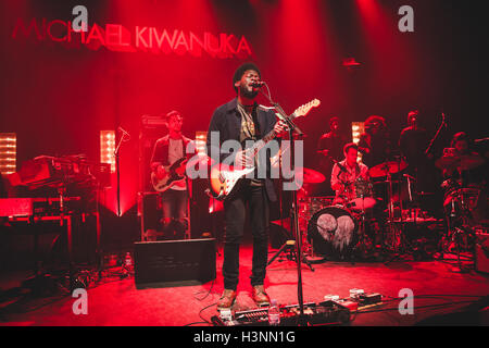 London, UK. 11. Oktober 2016. Britischen Soul-Musiker und Mercury Prize nominiert, Michael Kiwanuka, führt bei der Shepherds Bush Academy in London, 2016 Credit: Myles Wright/ZUMA Draht/Alamy Live News Stockfoto