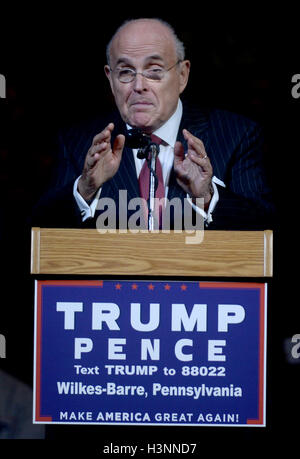 Wilkes Barr, PA, USA. 10. Oktober 2016. Rudolph Giuliani spricht während republikanische Präsidentschaftskandidat Donald Trump Rallye an der Mohegan Sun Arena in Wilkes-Barre, Pa am 10. Oktober 2016. © Dennis Van Tine/Medien Punch/Alamy Live-Nachrichten Stockfoto