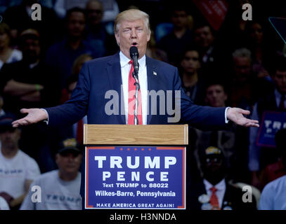 Wilkes Barr, PA, USA. 10. Oktober 2016. Republikanische Präsidentschaftskandidat Donald Trump spricht während einer Kampagne Auftritt an der Mohegan Sun Arena in Wilkes-Barre, Pa am 10. Oktober 2016. © Dennis Van Tine/Medien Punch/Alamy Live-Nachrichten Stockfoto