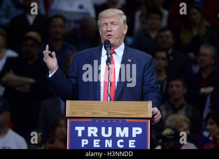 Wilkes Barr, PA, USA. 10. Oktober 2016. Republikanische Präsidentschaftskandidat Donald Trump spricht während einer Kampagne Auftritt an der Mohegan Sun Arena in Wilkes-Barre, Pa am 10. Oktober 2016. © Dennis Van Tine/Medien Punch/Alamy Live-Nachrichten Stockfoto