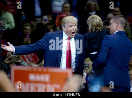 Wilkes Barr, PA, USA. 10. Oktober 2016. Republikanische Präsidentschaftskandidat Donald Trump spricht während einer Kampagne Auftritt an der Mohegan Sun Arena in Wilkes-Barre, Pa am 10. Oktober 2016. © Dennis Van Tine/Medien Punch/Alamy Live-Nachrichten Stockfoto