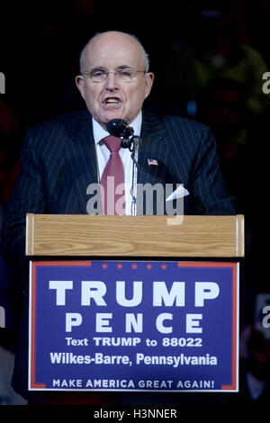 Wilkes Barr, PA, USA. 10. Oktober 2016. Rudolph Giuliani spricht während republikanische Präsidentschaftskandidat Donald Trump Rallye an der Mohegan Sun Arena in Wilkes-Barre, Pa am 10. Oktober 2016. © Dennis Van Tine/Medien Punch/Alamy Live-Nachrichten Stockfoto