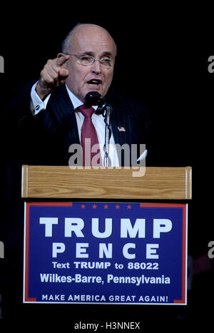 Wilkes Barr, PA, USA. 10. Oktober 2016. Rudolph Giuliani spricht während republikanische Präsidentschaftskandidat Donald Trump Rallye an der Mohegan Sun Arena in Wilkes-Barre, Pa am 10. Oktober 2016. © Dennis Van Tine/Medien Punch/Alamy Live-Nachrichten Stockfoto