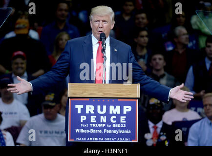 Wilkes Barr, PA, USA. 10. Oktober 2016. Republikanische Präsidentschaftskandidat Donald Trump spricht während einer Kampagne Auftritt an der Mohegan Sun Arena in Wilkes-Barre, Pa am 10. Oktober 2016. © Dennis Van Tine/Medien Punch/Alamy Live-Nachrichten Stockfoto