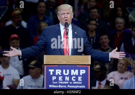 Wilkes Barr, PA, USA. 10. Oktober 2016. Republikanische Präsidentschaftskandidat Donald Trump spricht während einer Kampagne Auftritt an der Mohegan Sun Arena in Wilkes-Barre, Pa am 10. Oktober 2016. © Dennis Van Tine/Medien Punch/Alamy Live-Nachrichten Stockfoto