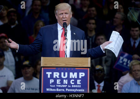 Wilkes Barr, PA, USA. 10. Oktober 2016. Republikanische Präsidentschaftskandidat Donald Trump spricht während einer Kampagne Auftritt an der Mohegan Sun Arena in Wilkes-Barre, Pa am 10. Oktober 2016. © Dennis Van Tine/Medien Punch/Alamy Live-Nachrichten Stockfoto