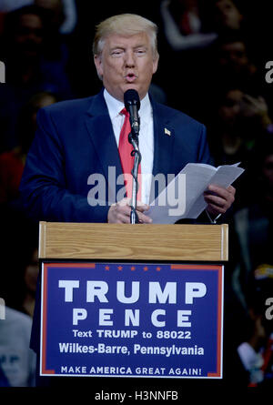 Wilkes Barr, PA, USA. 10. Oktober 2016. Republikanische Präsidentschaftskandidat Donald Trump spricht während einer Kampagne Auftritt an der Mohegan Sun Arena in Wilkes-Barre, Pa am 10. Oktober 2016. © Dennis Van Tine/Medien Punch/Alamy Live-Nachrichten Stockfoto