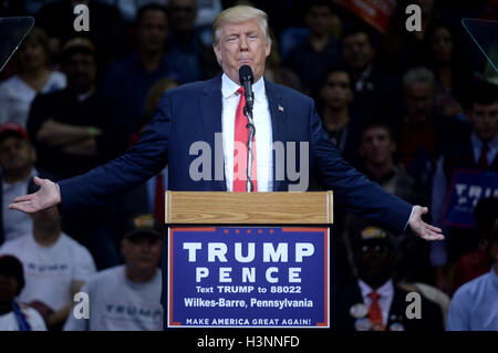 Wilkes Barr, PA, USA. 10. Oktober 2016. Republikanische Präsidentschaftskandidat Donald Trump spricht während einer Kampagne Auftritt an der Mohegan Sun Arena in Wilkes-Barre, Pa am 10. Oktober 2016. © Dennis Van Tine/Medien Punch/Alamy Live-Nachrichten Stockfoto