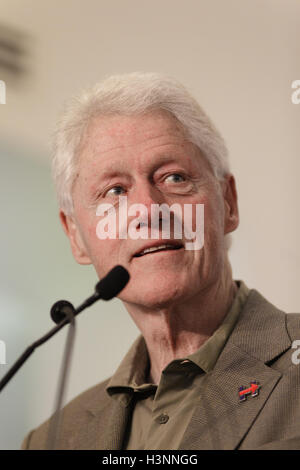 Belle Glade, USA. 11. Oktober 2016. Ehemaliger Präsident Bill Clinton spricht mit Präsidentschafts Kandidat Hillary Clinton Anhänger am Palm Beach State College auf 11. Oktober 2016 in Belle Glade, FL. Credit: The Foto Zugang/Alamy Live News Stockfoto