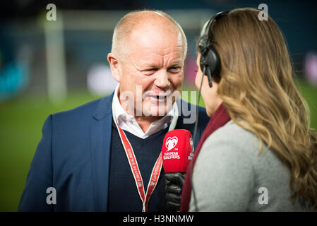 Oslo, Norwegen. 11. Oktober 2016. Norwegen, Oslo, 11. Oktober 2016. Norwegische Manager pro-Mathias Høgmo (pro-Mathias Høgmo) wird während der Welt-Cup-Qualifikationsspiel zwischen Norwegen und San Marino im Ullevaal Stadion interviewt. Bildnachweis: Jan-Erik Eriksen/Alamy Live-Nachrichten Stockfoto