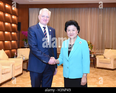 Peking, China. 11. Oktober 2016. Chinese Vice Premier Liu Yandong (R) trifft sich mit Jaroslaw Gowin, polnische stellvertretende Ministerpräsident und Minister für Wissenschaft und Hochschulwesen in Peking, Hauptstadt von China, 11. Oktober 2016. © Zhang Ling/Xinhua/Alamy Live-Nachrichten Stockfoto